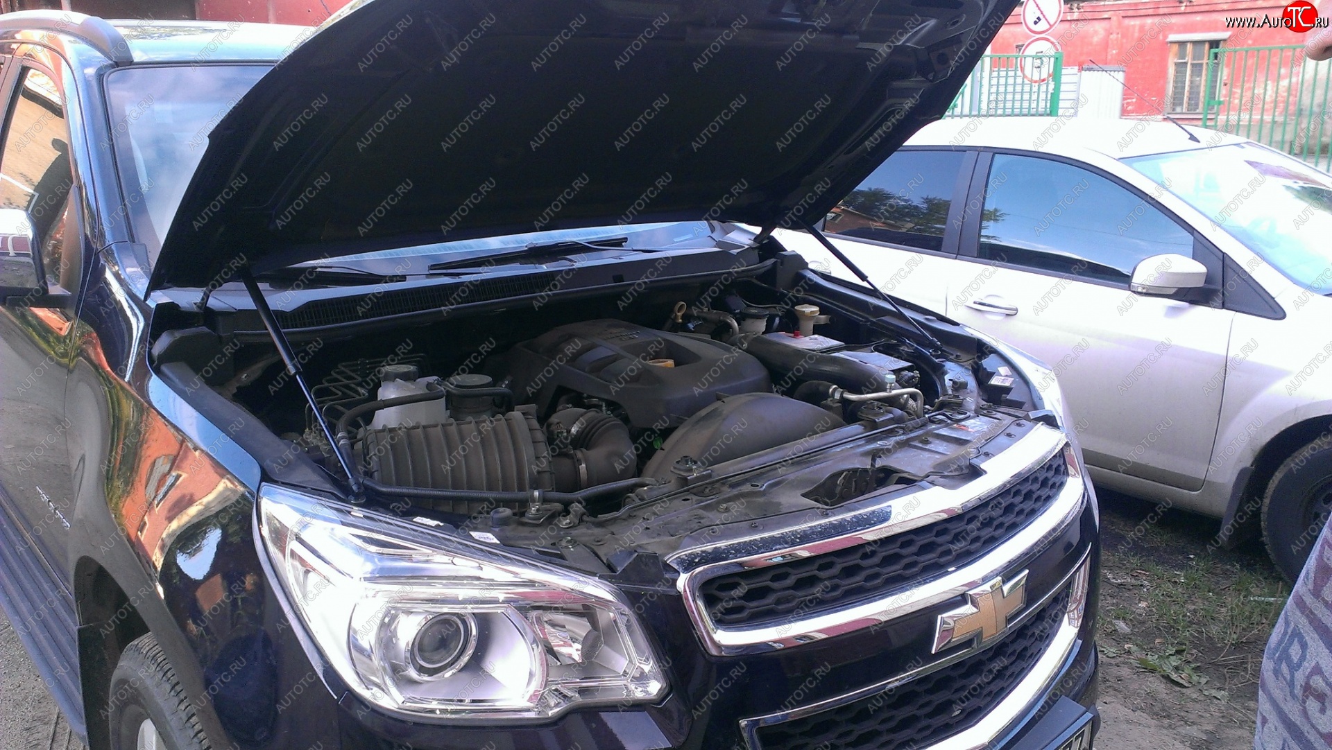 2 049 р. Упоры капота Russtal Chevrolet Trailblazer GM800 дорестайлинг (2012-2016)  с доставкой в г. Вологда