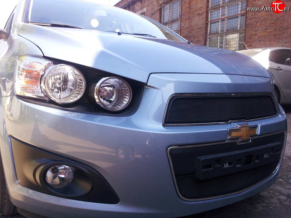 1 469 р. Сетка в решетку радиатора Russtal Chevrolet Aveo T300 седан (2011-2015) (черная)  с доставкой в г. Вологда