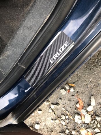 2 489 р. Накладки порожков салона INOX  Chevrolet Cruze ( HR51S,HR81S,  J300,  J305,  J308,  D2LC,  D2LC-K) (2001-2018) хэтчбек (Япония), седан дорестайлинг, хэтчбек дорестайлинг, седан рестайлинг, универсал рестайлинг, хэтчбек рестайлинг (нержавеющая сталь + карбон)  с доставкой в г. Вологда. Увеличить фотографию 7