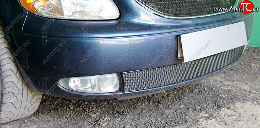 4 649 р. Защитная сетка радиатора в бампер Стрелка 11 Премиум (алюминий) Chrysler Voyager RG минивэн дорестайлинг (2000-2004) (Цвет: черный)  с доставкой в г. Вологда