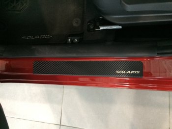 2 489 р. Накладки порожков салона INOX  Hyundai Solaris  RBr (2010-2017) седан дорестайлинг, хэтчбэк дорестайлинг, седан рестайлинг, хэтчбэк рестайлинг (Нержавеющая сталь + карбон)  с доставкой в г. Вологда. Увеличить фотографию 3