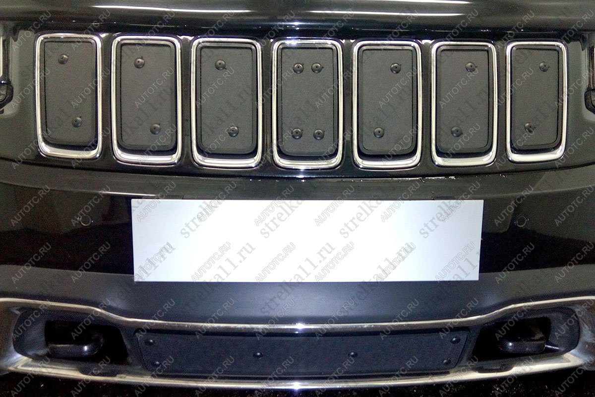 7 449 р. Зимняя заглушка решетки радиатора (Laredo, Limited) Стрелка11  Jeep Grand Cherokee  WK2 (2013-2018) 1-ый рестайлинг (с защитной сеткой для установки, черная)  с доставкой в г. Вологда