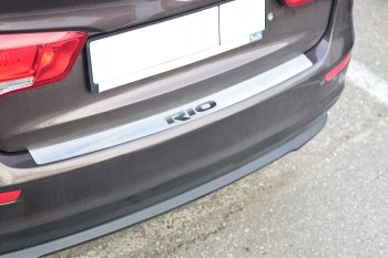 1 999 р. Защитная накладка заднего бампера Petroil Tuning KIA Rio 4 FB дорестайлинг седан (2016-2020) (Нержавейка полированная с надписью)  с доставкой в г. Вологда. Увеличить фотографию 2