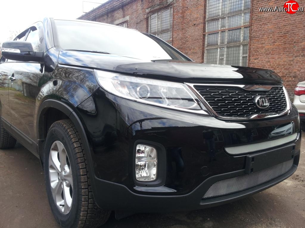 1 379 р. Средняя сетка на бампер Russtal (хром) KIA Sorento XM рестайлинг (2012-2015)  с доставкой в г. Вологда