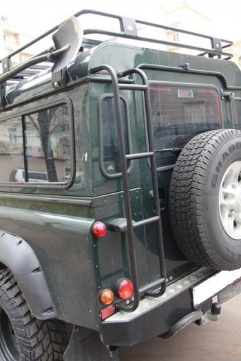 6 539 р. Лестница на крышу РИФ Land Rover Defender 110 1 L316 рестайлинг 5дв. (2007-2016)  с доставкой в г. Вологда. Увеличить фотографию 2