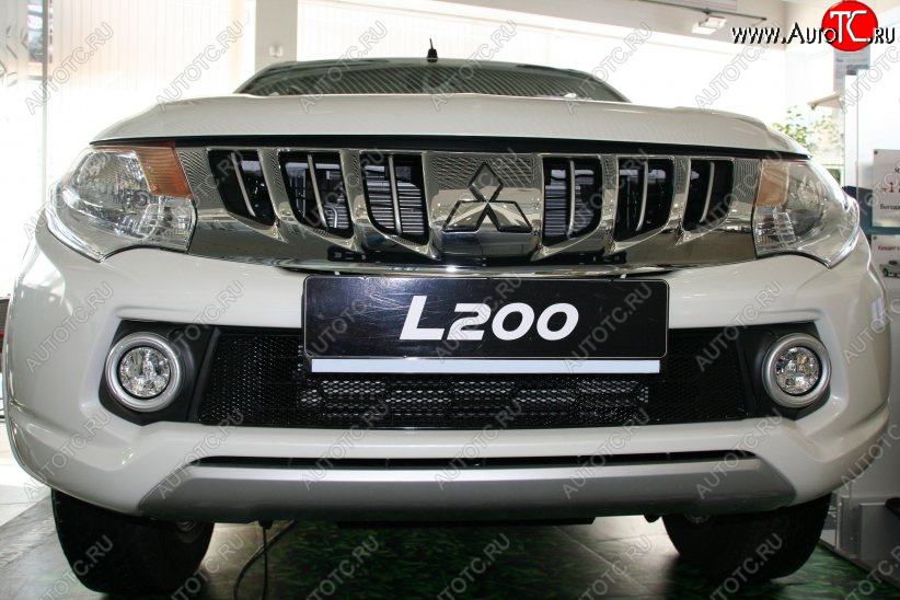 1 689 р. Сетка в бампер внешняя Arbori Mitsubishi L200 5 KK,KL дорестайлинг (2015-2019) (Черная 15 мм)  с доставкой в г. Вологда