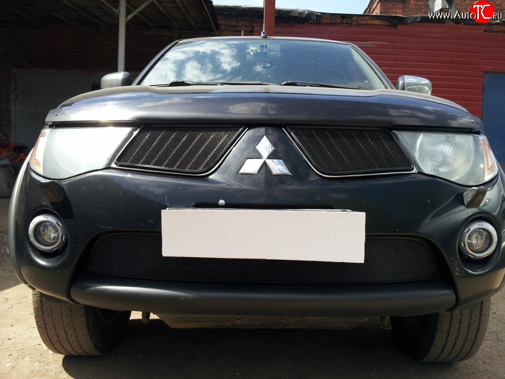 4 649 р. Сетка на бампер Russtal (черная) Mitsubishi L200 4  дорестайлинг (2006-2014)  с доставкой в г. Вологда