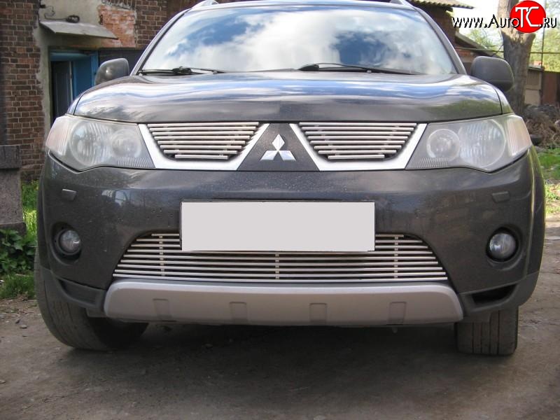 5 699 р. Декоративная вставка решетки радиатора (рестайлинг) Berkut Mitsubishi Outlander XL (CW)  дорестайлинг (2005-2009)  с доставкой в г. Вологда