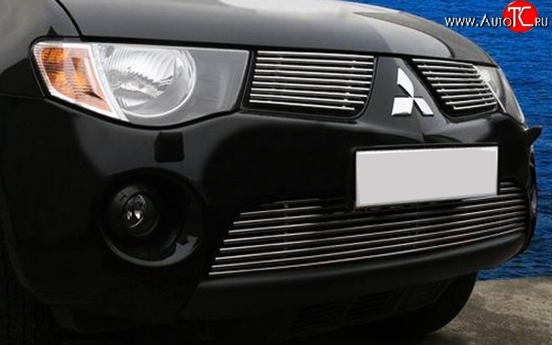 4 899 р. Декоративная вставка решетки радиатора Berkut Mitsubishi Outlander XL (CW)  дорестайлинг (2005-2009)  с доставкой в г. Вологда