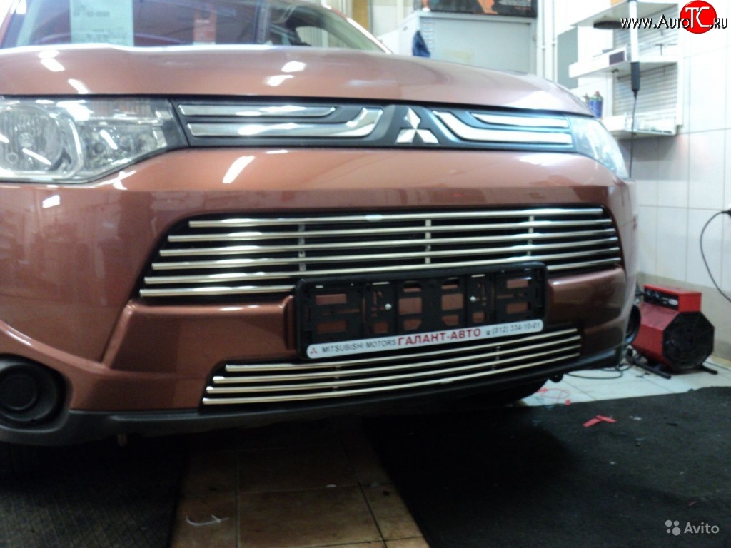 6 899 р. Верхняя декоративная вставка воздухозаборника Berkut Mitsubishi Outlander XL (CW)  дорестайлинг (2005-2009)  с доставкой в г. Вологда
