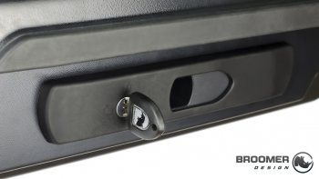 22 749 р. Багажный бокс Broomer Venture (420 л/189x89x40 см) на крышу   (Покрытие: шагрень, Цвет: чёрный)  с доставкой в г. Вологда. Увеличить фотографию 9