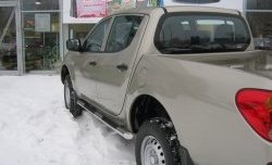 14 449 р. Защита порогов Russtal из трубы d76 мм с пластиковыми вставками для ног Mitsubishi L200 4  дорестайлинг (2006-2014) (Защита порогов с со скосами на торцах (вариант 1))  с доставкой в г. Вологда. Увеличить фотографию 2