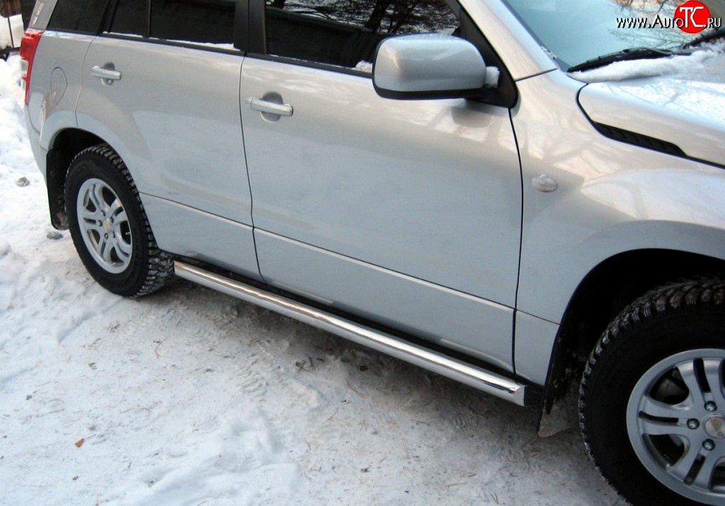 12 299 р. Защита порогов Russtal из круглой трубы диаметром 63 мм Suzuki Grand Vitara JT 5 дверей дорестайлинг (2005-2008) (Защита порогов с со скосами на торцах (вариант 1))  с доставкой в г. Вологда