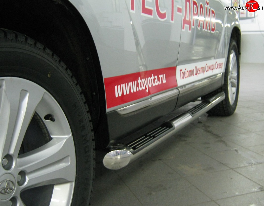 83 999 р. Защита порогов Russtal из трубы d76 мм с пластиковыми вставками для ног Toyota Highlander XU40 рестайлинг (2010-2013) (Защита порогов с со скосами на торцах (вариант 1))  с доставкой в г. Вологда