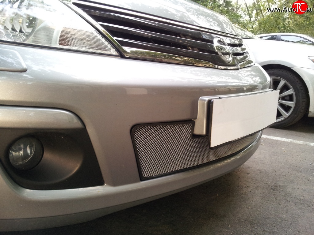 1 539 р. Сетка на бампер Russtal (хром) Nissan Tiida 1 седан C11 рестайлинг (2010-2014)  с доставкой в г. Вологда
