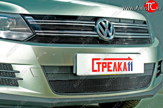 6 849 р. Защитная сетка в бампер (верх, 4 части, ячейка 4х10 мм) Стрелка11 Премиум Volkswagen Tiguan NF рестайлинг (2011-2017) (Чёрная)  с доставкой в г. Вологда