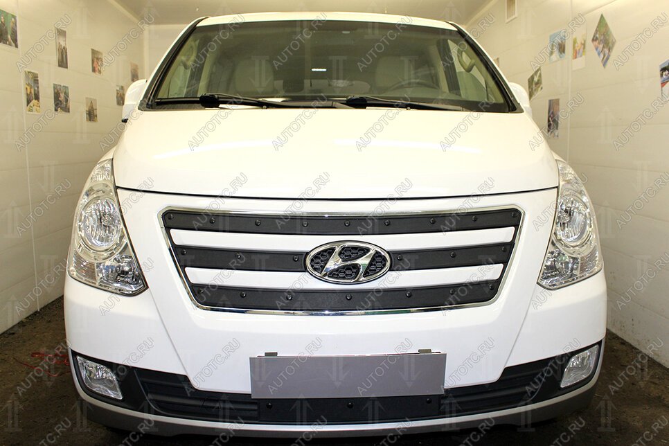 1 479 р. Зимняя заглушка решетки радиатора (4 части, верх) Стрелка11 Hyundai Starex/Grand Starex/H1 TQ рестайлинг (2014-2018) (черная)  с доставкой в г. Вологда