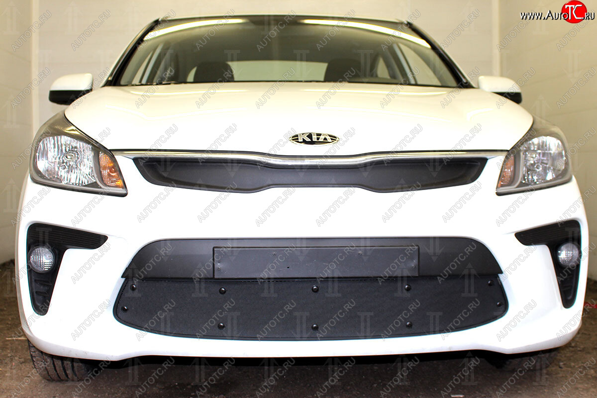 3 179 р. Защитная сетка в бампер (верх, заглушка без сот) Alfeco Стандарт  KIA Rio  4 FB (2016-2020) дорестайлинг седан (Чёрная)  с доставкой в г. Вологда