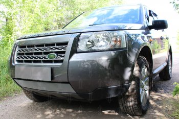 3 149 р. Защитная сетка в бампер (низ, ячейка 3х7 мм) Alfeco Стандарт  Land Rover Freelander  L359 (2006-2010) дорестайлинг (Хром)  с доставкой в г. Вологда. Увеличить фотографию 3