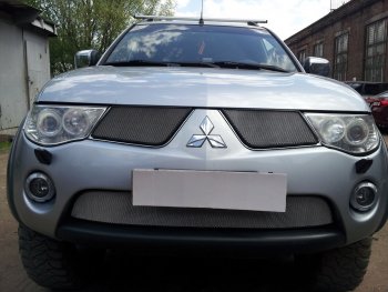 3 079 р. Защитная сетка в бампер (верх, 2 части, ячейка 3х7 мм) Alfeco Стандарт Mitsubishi L200 4  дорестайлинг (2006-2014) (Хром)  с доставкой в г. Вологда. Увеличить фотографию 3