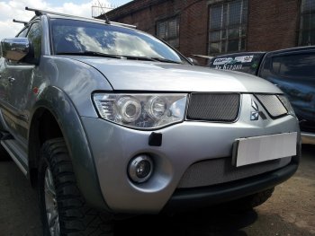 3 299 р. Защитная сетка в бампер (низ, ячейка 3х7 мм) Alfeco Стандарт  Mitsubishi L200  4 (2006-2014)  дорестайлинг (Хром)  с доставкой в г. Вологда. Увеличить фотографию 3