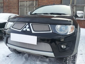 3 079 р. Защитная сетка в бампер (верх, 2 части, ячейка 3х7 мм) Alfeco Стандарт  Mitsubishi L200  4 (2006-2014)  дорестайлинг (Хром)  с доставкой в г. Вологда. Увеличить фотографию 2