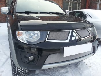 3 299 р. Защитная сетка в бампер (низ, ячейка 3х7 мм) Alfeco Стандарт Mitsubishi L200 4  дорестайлинг (2006-2014) (Хром)  с доставкой в г. Вологда. Увеличить фотографию 3