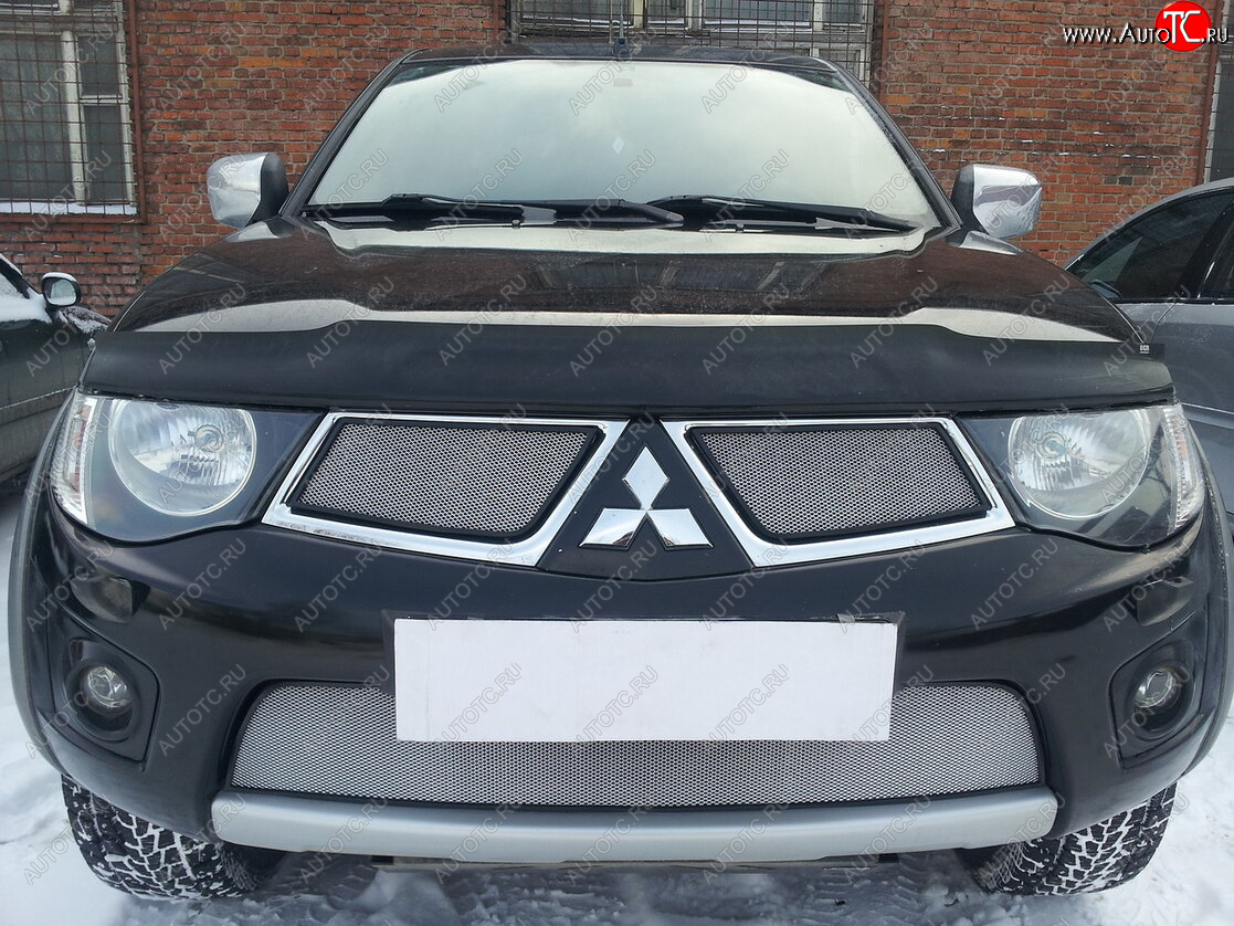 3 299 р. Защитная сетка в бампер (низ, ячейка 3х7 мм) Alfeco Стандарт Mitsubishi L200 4  дорестайлинг (2006-2014) (Хром)  с доставкой в г. Вологда