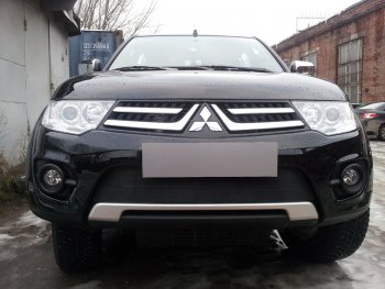 Защитная сетка в бампер (низ, ячейка 3х7 мм) Alfeco Стандарт Mitsubishi L200  4 - Pajero Sport  PB (Чёрная)