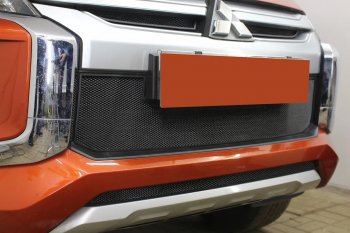 3 499 р. Защитная сетка в бампер (середина, ячейка 3х7 мм) Alfeco Стандарт  Mitsubishi L200  5 KK,KL (2018-2022) рестайлинг (Чёрная)  с доставкой в г. Вологда. Увеличить фотографию 2