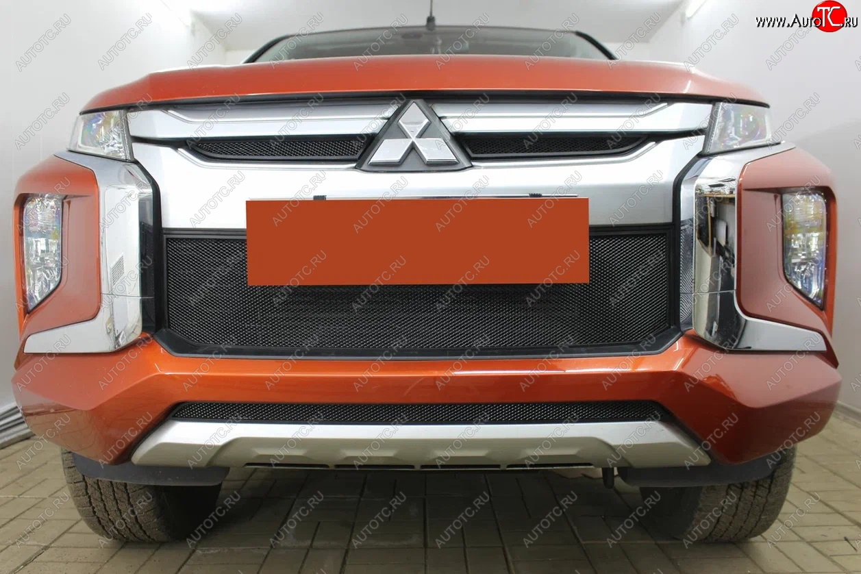 3 499 р. Защитная сетка в бампер (середина, ячейка 3х7 мм) Alfeco Стандарт  Mitsubishi L200  5 KK,KL (2018-2022) рестайлинг (Чёрная)  с доставкой в г. Вологда