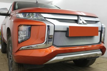 3 699 р. Защитная сетка в бампер (середина, ячейка 3х7 мм) Alfeco Стандарт  Mitsubishi L200  5 KK,KL (2018-2022) рестайлинг (Хром)  с доставкой в г. Вологда. Увеличить фотографию 4