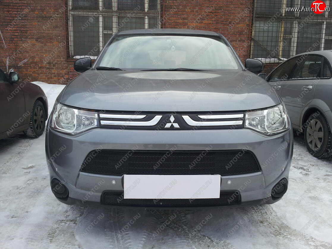5 999 р. Защитная сетка в бампер (2 части, ячейка 3х7 мм) Alfeco Стандарт  Mitsubishi Outlander  GF (2012-2014) дорестайлинг (Чёрная)  с доставкой в г. Вологда
