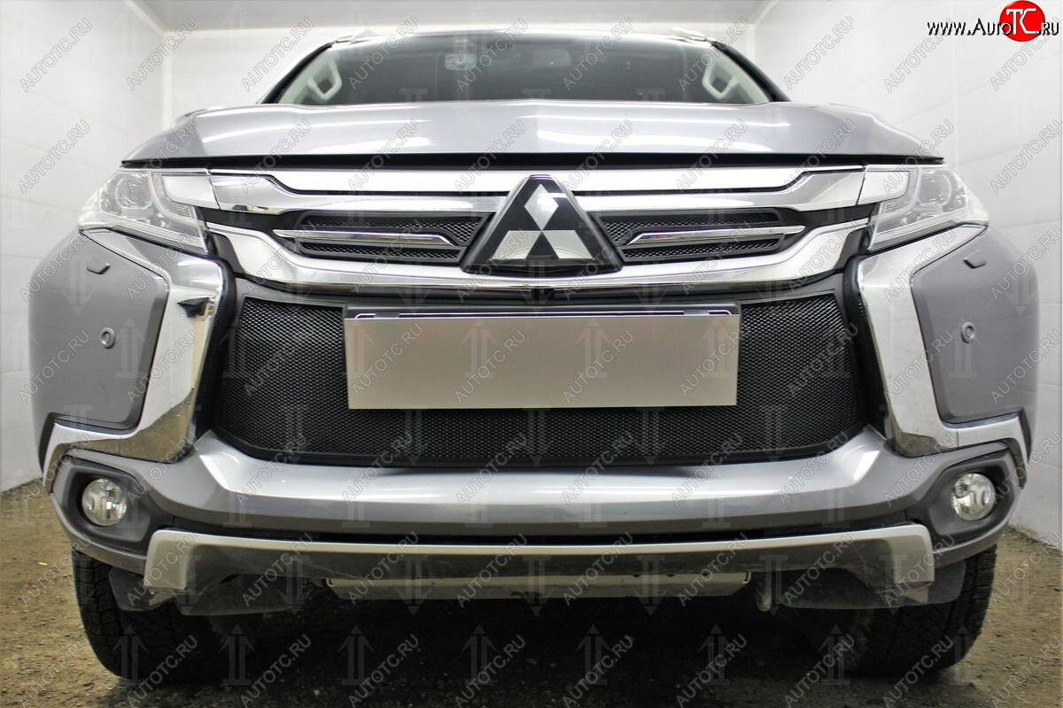 4 299 р. Защитная сетка в бампер (низ, ячейка 3х7 мм) Стрелка11 Стандарт  Mitsubishi Pajero Sport  QE (2015-2021) дорестайлинг (Чёрная)  с доставкой в г. Вологда