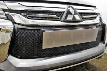 4 299 р. Защитная сетка в бампер (низ, ячейка 3х7 мм) Стрелка11 Стандарт  Mitsubishi Pajero Sport  QE (2015-2021) дорестайлинг (Чёрная)  с доставкой в г. Вологда. Увеличить фотографию 2