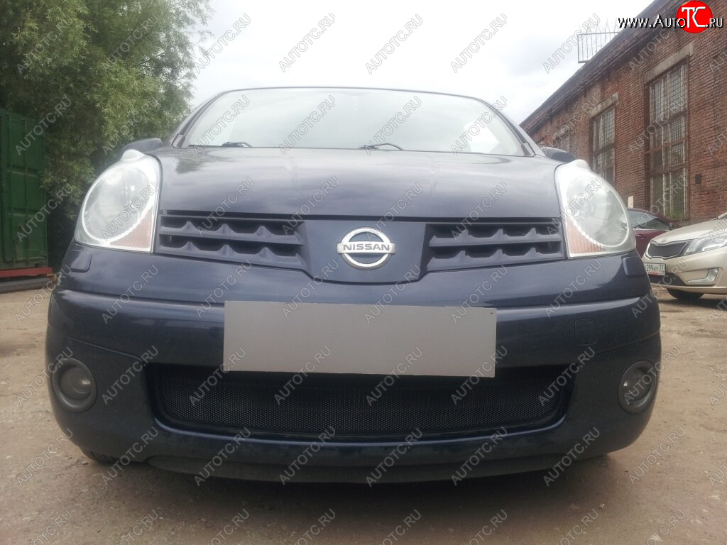 2 999 р. Защитная сетка в бампер (низ, ячейка 3х7 мм) Стрелка11 Стандарт Nissan Note 1 E11 дорестайлинг (2004-2008) (Чёрная)  с доставкой в г. Вологда
