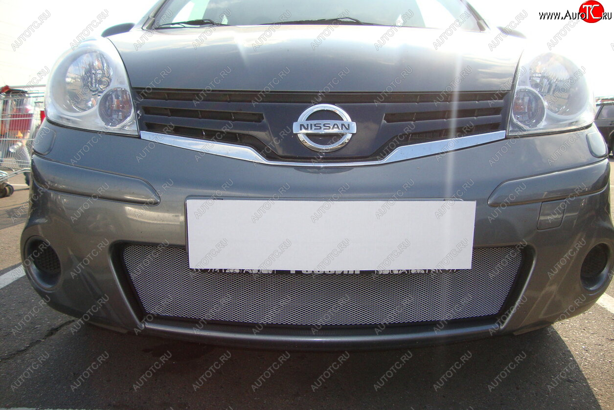 3 179 р. Защитная сетка в бампер (низ, ячейка 3х7 мм) Стрелка11 Стандарт  Nissan Note  1 (2008-2013) E11 рестайлинг (Хром)  с доставкой в г. Вологда