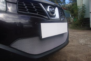 3 599 р. Защитная сетка в бампер (низ, ячейка 3х7 мм) Стрелка11 Стандарт  Nissan Qashqai  1 (2010-2013) J10 рестайлинг (Хром)  с доставкой в г. Вологда. Увеличить фотографию 2