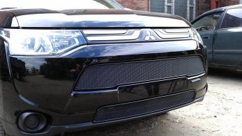 4 299 р. Защитная сетка в бампер (верх, ячейка 3х7 мм) Alfeco Стандарт  Mitsubishi Outlander  GF (2012-2014) дорестайлинг (Чёрная)  с доставкой в г. Вологда. Увеличить фотографию 3
