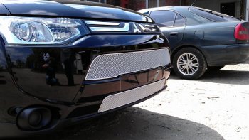 4 299 р. Защитная сетка в бампер (верх, ячейка 3х7 мм) Alfeco Стандарт  Mitsubishi Outlander  GF (2012-2014) дорестайлинг (Хром)  с доставкой в г. Вологда. Увеличить фотографию 2