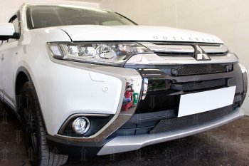 8 649 р. Защитная сетка в бампер (3 части, с парктроником, ячейка 4х10 мм) Alfeco Премиум  Mitsubishi Outlander  GF (2015-2018) 2-ой рестайлинг (Чёрная)  с доставкой в г. Вологда. Увеличить фотографию 4