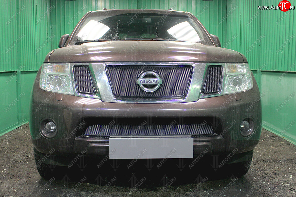 4 099 р. Защитная сетка в бампер (низ, ячейка 4х10 мм) Стрелка11 Премиум Nissan Navara 2 D40 рестайлинг (2010-2016) (Чёрная)  с доставкой в г. Вологда