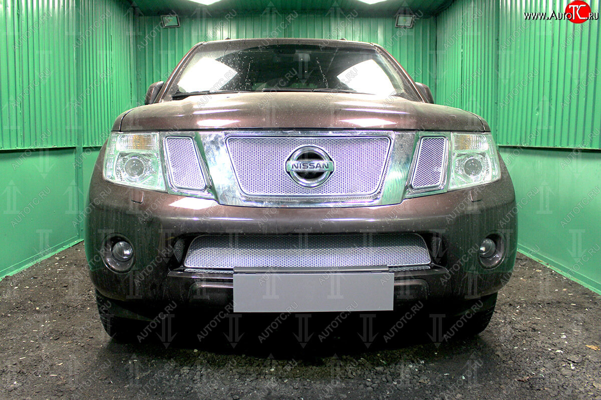 4 199 р. Защитная сетка в бампер (низ, ячейка 4х10 мм) Стрелка11 Премиум Nissan Navara 2 D40 рестайлинг (2010-2016) (Хром)  с доставкой в г. Вологда