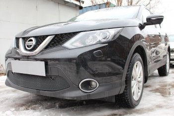 4 499 р. Защитная сетка в бампер (низ, с парктроником, ячейка 4х10 мм) Стрелка11 Премиум Nissan Qashqai 2 J11 дорестайлинг (2013-2019) (Чёрная)  с доставкой в г. Вологда. Увеличить фотографию 2