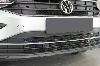 3 899 р. Защитная сетка в бампер (верх, 2 части, ячейка 4х10 мм) Стрелка11 Премиум Volkswagen Tiguan Mk2 рестайлинг (2020-2022) (Чёрная)  с доставкой в г. Вологда. Увеличить фотографию 2
