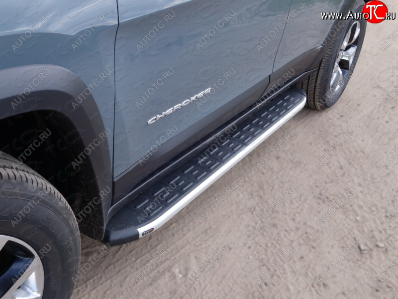20 599 р. Пороги алюминиевые с пластиковой накладкой (Trailhawk) ТСС Тюнинг Jeep Cherokee KL дорестайлинг (2014-2017) (серый (алюминий))  с доставкой в г. Вологда