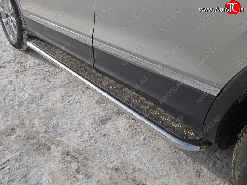 27 849 р. Пороги с площадкой 42,4 мм ТСС Тюнинг Volkswagen Tiguan Mk2 дорестайлинг (2016-2020) (серые)  с доставкой в г. Вологда