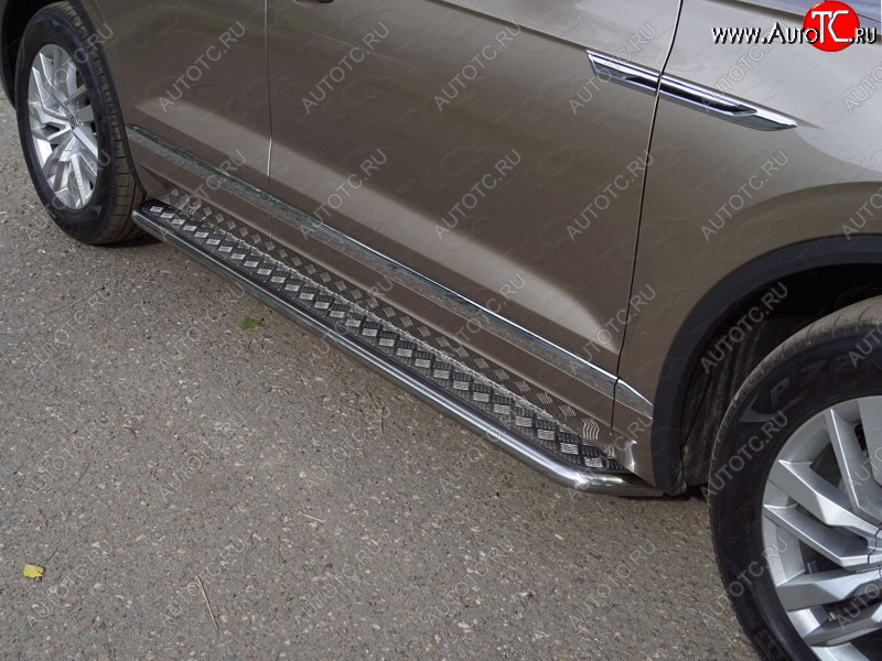 34 799 р. Пороги с площадкой 42,4 мм ТСС Тюнинг Volkswagen Touareg 3 CR дорестайлинг (2018-2022) (серые)  с доставкой в г. Вологда