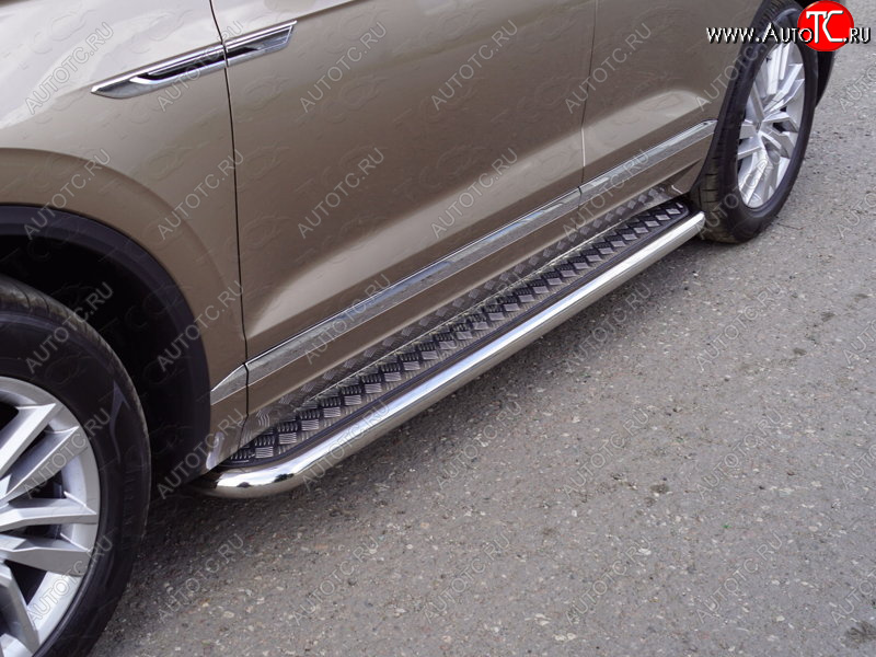 38 999 р. Пороги с площадкой 60,3 мм ТСС Тюнинг Volkswagen Touareg 3 CR дорестайлинг (2018-2022) (серые)  с доставкой в г. Вологда