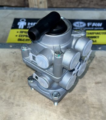2 619 р. Кран тормозной главный HOWO WG9719360005 VALMO VALMO wg9719360005  с доставкой в г. Вологда. Увеличить фотографию 2